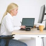 Pravilna drža: Zakaj te vsakdanja bolečina ni naključje