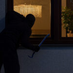 Varovanje doma med potovanjem: Kako zaščititi svoj dom, ko vas ni