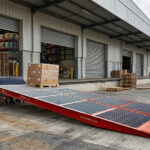 Industrijska logistika in pomen ustrezne nakladalne rampe za varen pretovor blaga